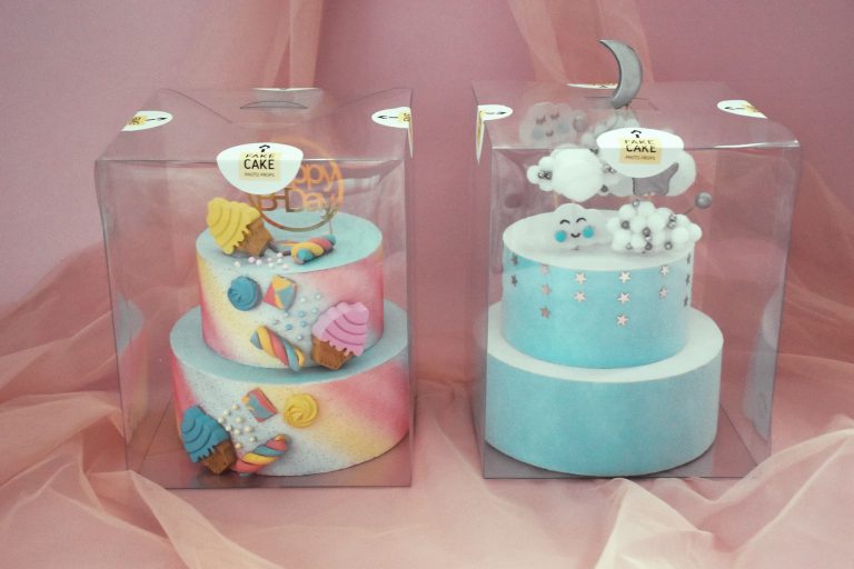 Sztuczny tort w kolorze jasnoniebieskim i pastelowym